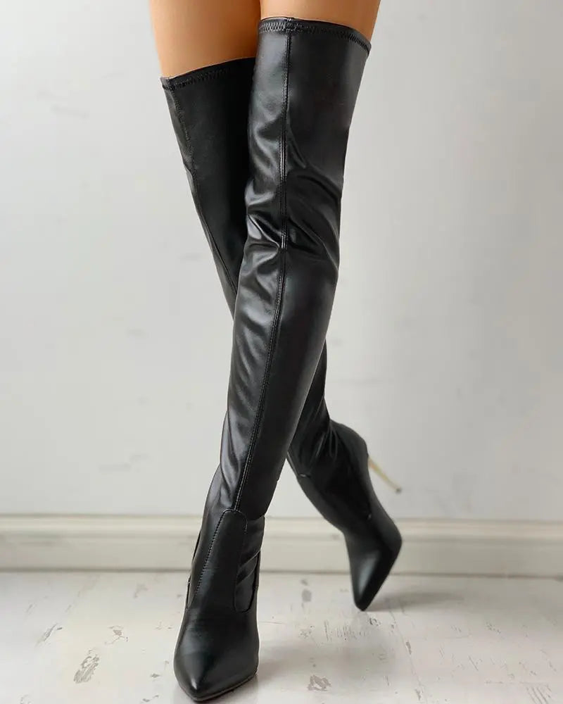 Damenstiefel aus schwarzem Leder mit niedrigem Absatz und elegantem Design
