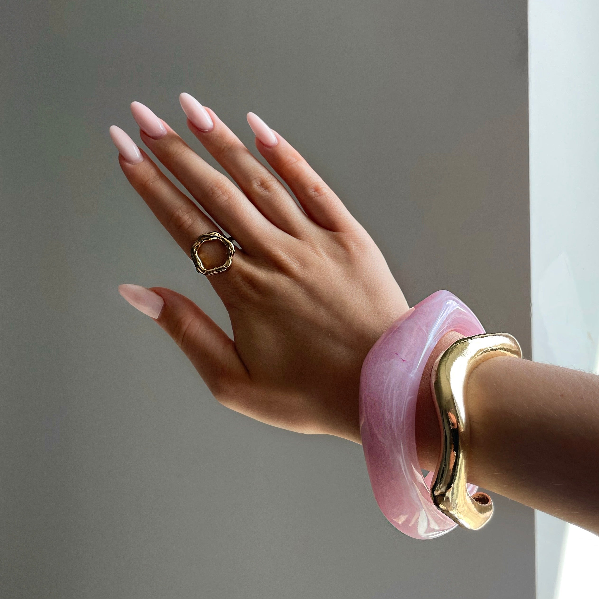 Elegant Open Gold Bracelet – Stylish Highlight for Your Look