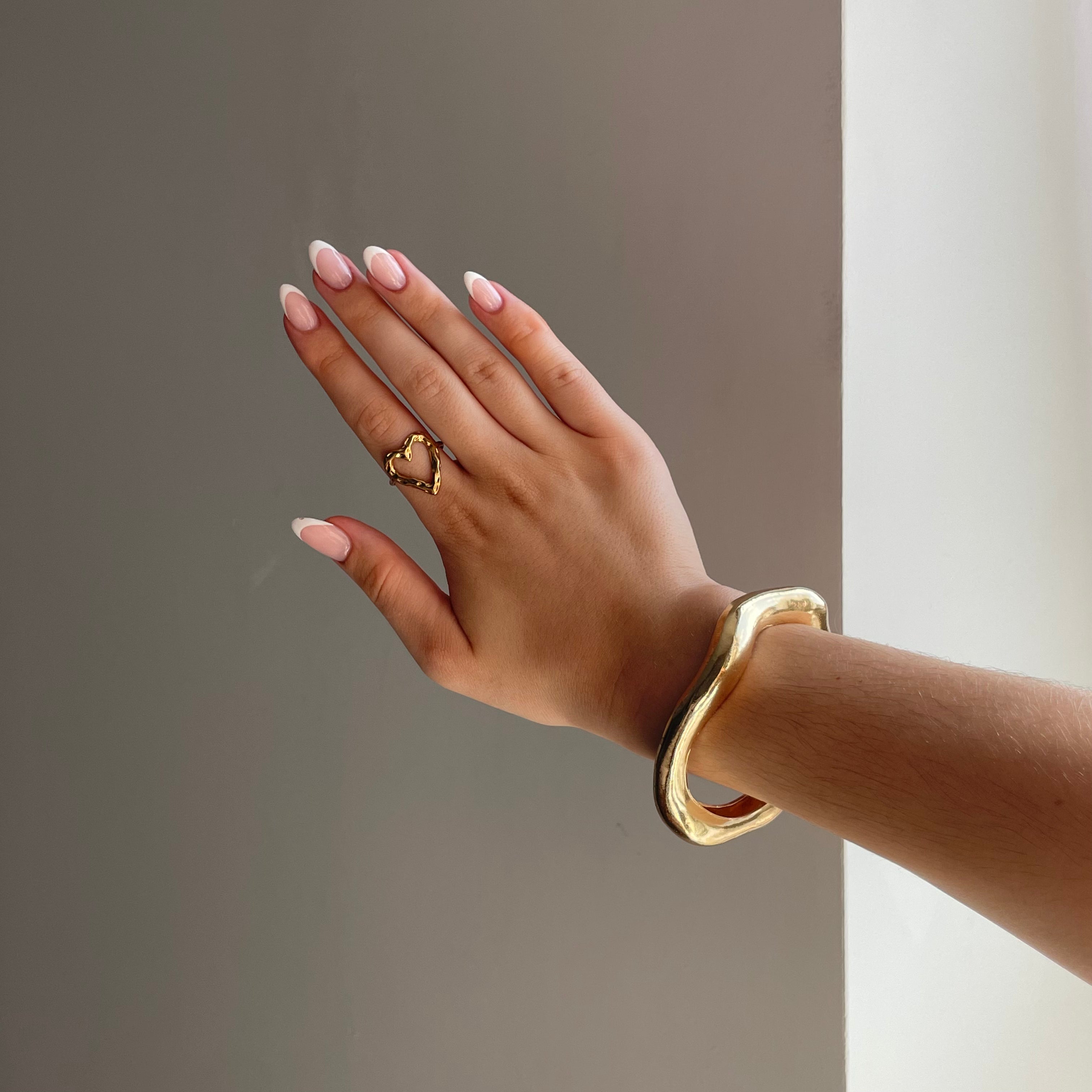 Elegant Open Gold Bracelet – Stylish Highlight for Your Look
